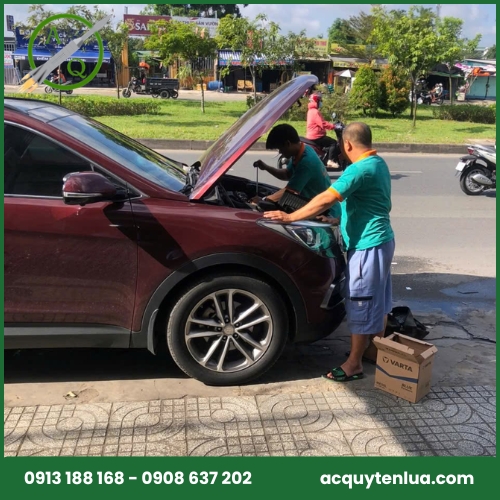 Xe ô tô hết bình giữa đường phải làm gì?