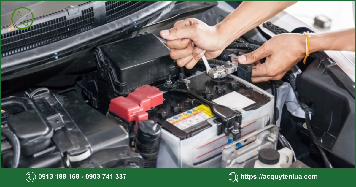 Các bước thay bình ắc quy đúng chuẩn cho xe Ford Tourneo