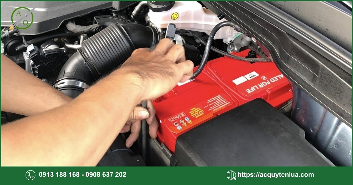 Cách kiểm tra tình trạng bình ắc quy Hyundai Veloster trước khi thay