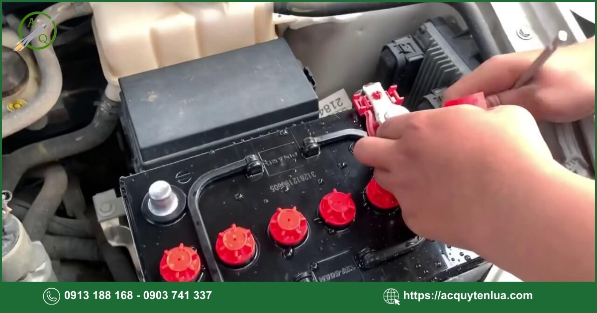 Dấu hiệu cần thay bình ắc quy xe Toyota Granvia