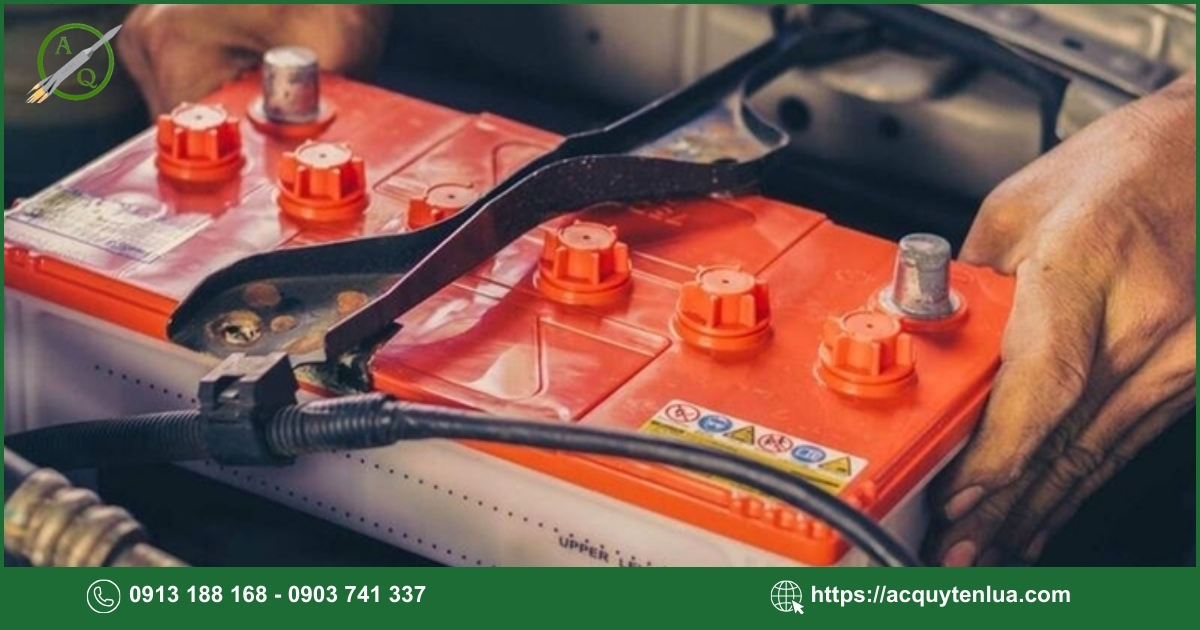 Quy trình thay bình ắc quy cho xe Hyundai Santafe máy dầu